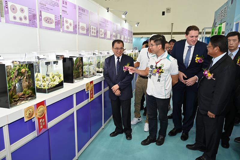 張署長、鍾佳濱立委及其他與會貴賓至展區參觀