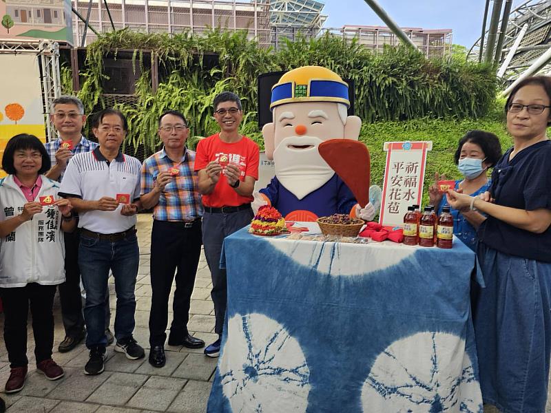 圖2  2023六堆秋收祭，活動規劃伯公福廠送平安花苞(右起高市政客委會張瑞芳組長、客發中心何金樑主任(紅衣)、美濃區主秘林清亮、甲仙區劉文甲主秘、屏縣府客務處邱善寧科長)