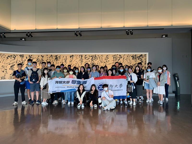課外組林秀珠老師（中）帶領40位同學走讀橫山書法藝術館