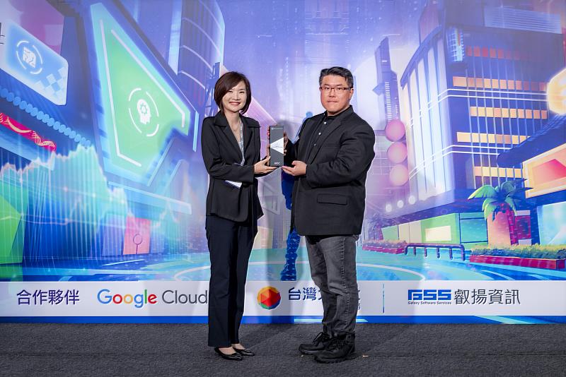IDC「2023未來企業大獎」台灣頒獎典禮，遠傳電信繼去年獲得IDC「最佳未來營運」和「年度最佳CEO」之後，今年再下一城，由遠傳執行副總胡德民榮獲「年度最佳CIO」。