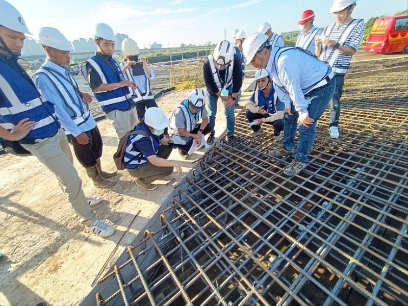 查核小組視察關新路滯洪池鋼筋綁紮情形。