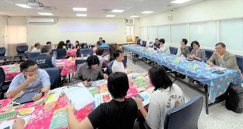 圖2 客委會周副主委現勘新竹縣寶山鄉立圖書館。