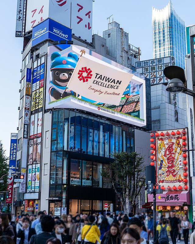 台灣精品福熊於東京新宿裸視3D廣告露出。(貿協提供)