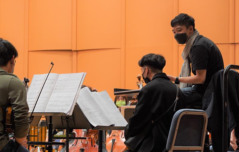 國臺交音樂創作競賽提供入選青年作曲家親自參與排練的寶貴經驗(照片攝於2022年1月青年作曲家洪郁閎參與指揮葉政德與國臺交排練實況）