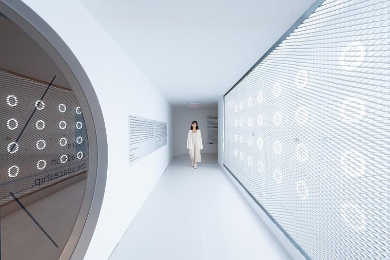 《福爾摩沙○號》太空光廊，是民眾爭相排隊拍美照的停留點之一