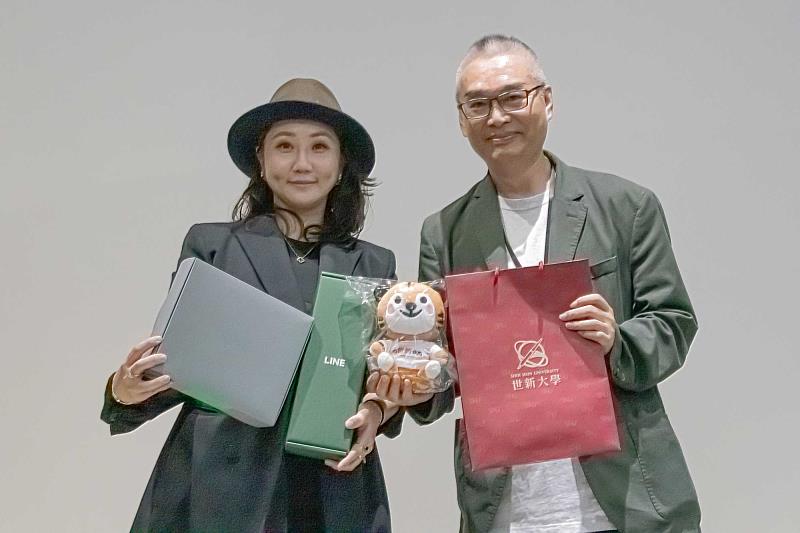 圖五：世新資傳系主任黃昭謀與LINE Taiwan品牌行銷部行銷總監吳姿瑩互相贈禮致謝。（世新大學提供）
