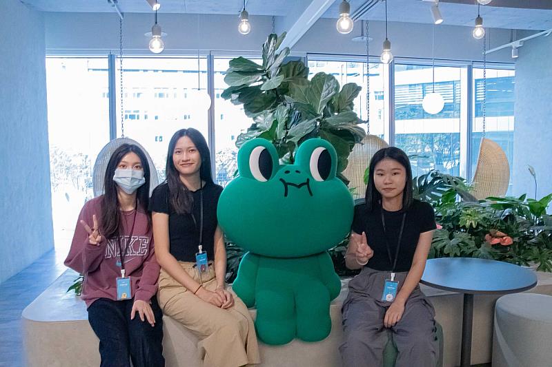 圖四：學生開心與LINE官方貼圖人物合照。（世新大學提供）