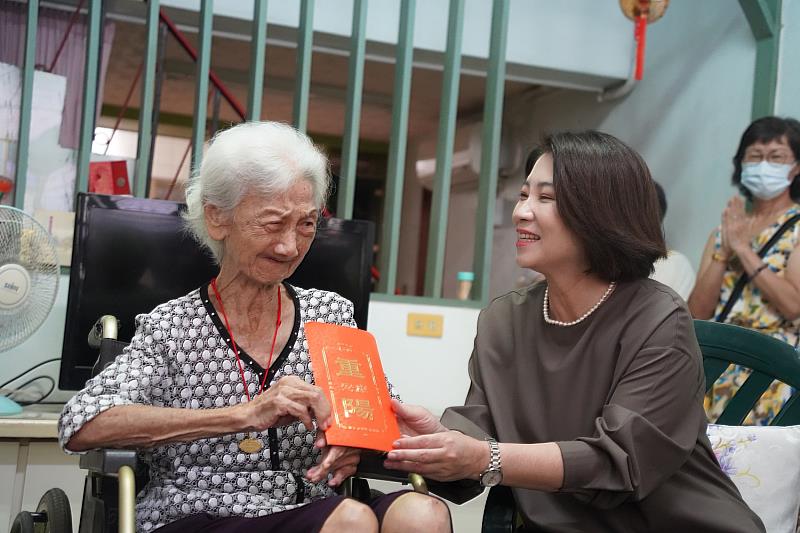 縣長周春米帶著今年度加碼的百歲萬元紅包親訪人瑞陳洪桃奶奶