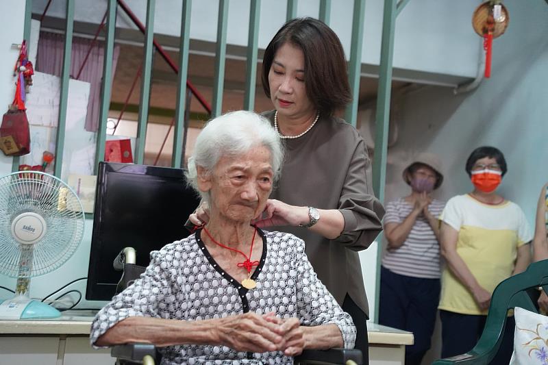 縣長周春米親手為人瑞戴上金鎖片