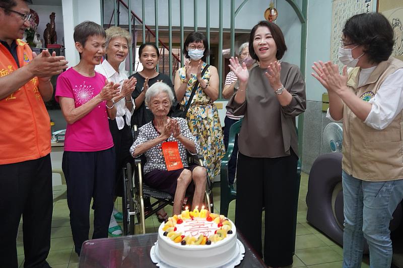 縣長周春米協同縣府團隊、地方仕紳祝賀長輩健康長壽