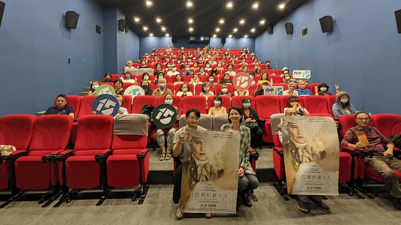 強尼戴普新片《杜巴利伯爵夫人》府中15特映 邀請法國在台協會及影評人膝關節一同觀影 (2)