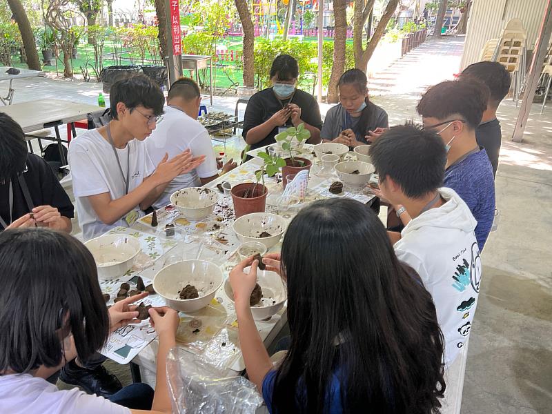 學生用心製作驅蚊香塔