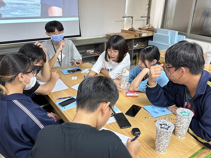 崑大視傳系學生帶領屏榮高中學生分組討論