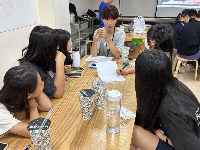 崑大視傳系學生帶領屏榮高中學生分組討論
