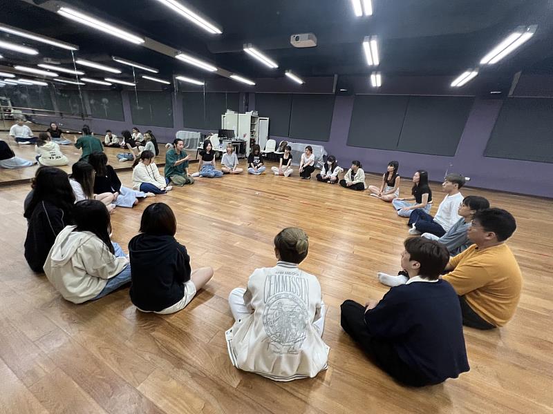 福地祐介為崑大時尚系同學上專業戲劇實務課程