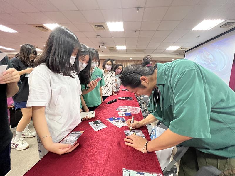 福地祐介大方為學子簽名