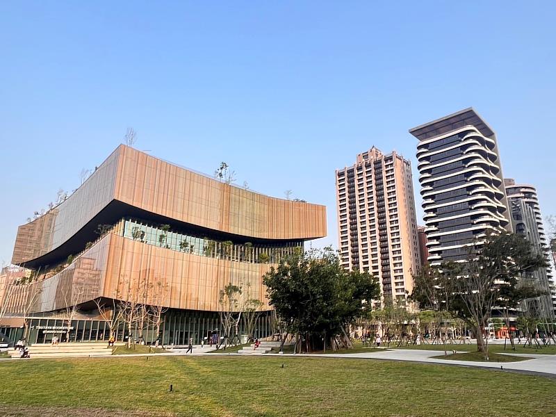 桃園市立圖書館總館，不僅在六都圖書館總館中交易也最熱絡，周邊房價漲幅也遠超行政區。