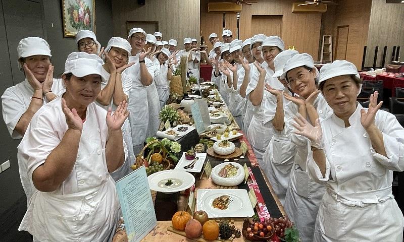 中華醫大銀髮料理培訓班結訓成果發表會，26位學員合力製作25道銀髮美食料理秀成果