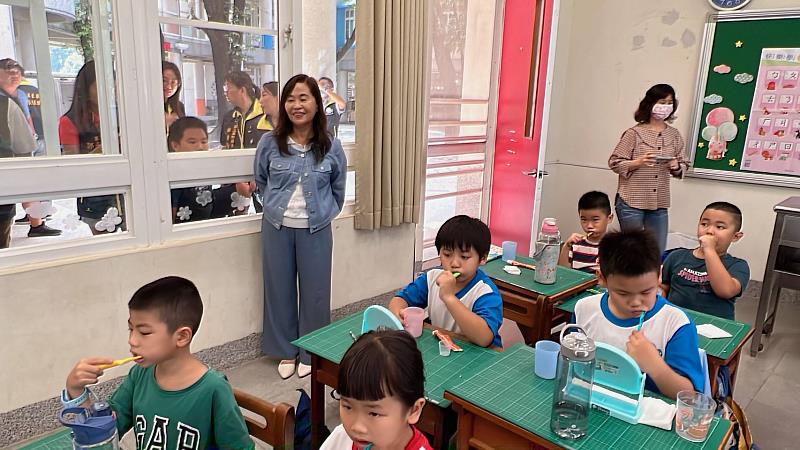 屏東縣家長會長協會捐贈屏東縣偏遠學校潔牙立鏡