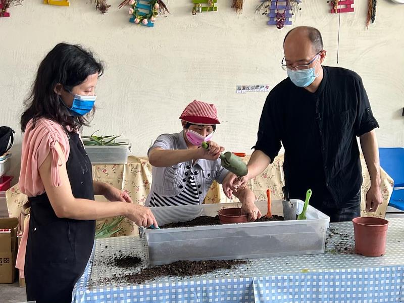 智青進行園藝課程學習。圖_財團法人臺中市私立十方社會福利慈善事業基金會提供