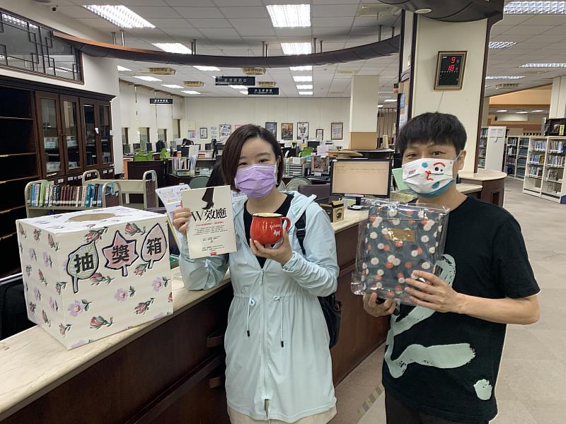 南華大學推廣閱讀，舉辦一系列閱讀抽獎活動，職員亦共襄盛舉。
