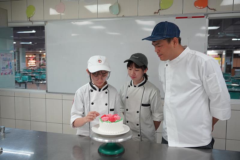 賴彥蓁同學與張瑜宣同學及餐旅系彭金堂老師平時練習時合影
