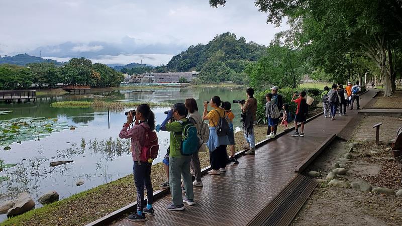 參賽隊伍於東勢林業文化園區找尋鳥蹤