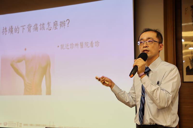 王柏凱主任介紹疼痛科為專門研究及治療各種疼痛狀況的醫學科別，找出病人疼痛背後的真正原因，提供綜合性的治療計畫，包含介入性治療、藥物治療來控制疼痛。
