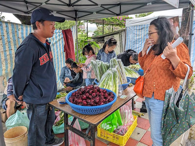 「茭傲市集」邀請在地農友及攤商販售新鮮現採茭白筍