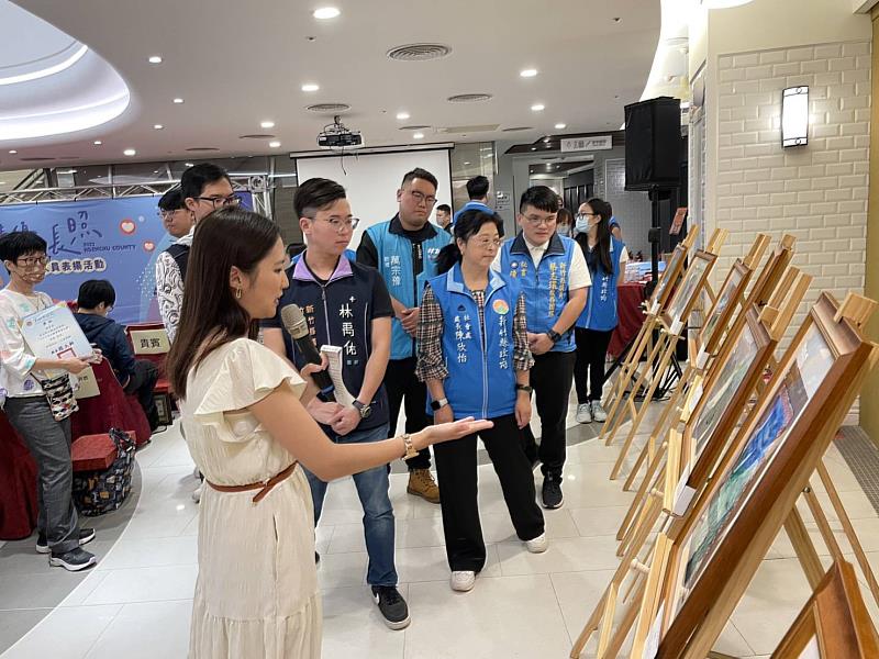 現場介紹家庭照顧者繪畫比賽作品。