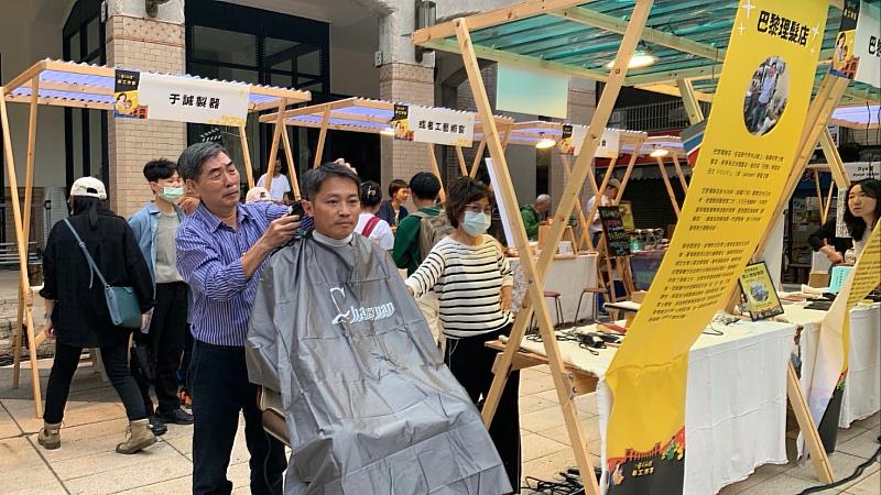 巴黎理髮店劉培賢老闆現場為民眾展現職人剪髮功力