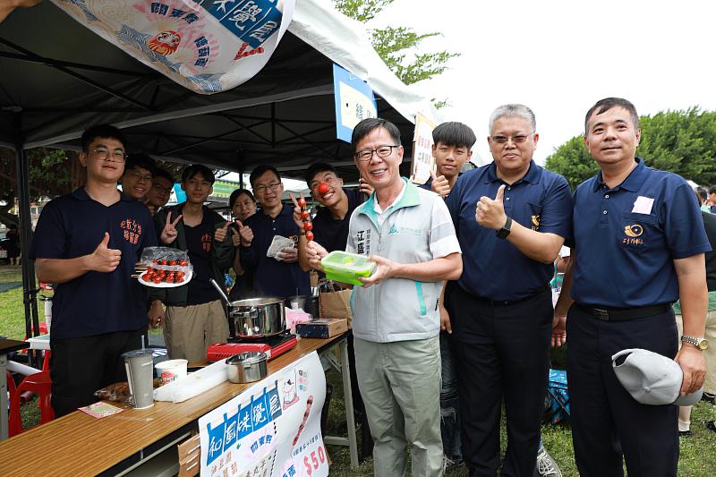 環保局長江盛任響應淨零綠生活鼓勵民眾自備環保袋、餐具購物