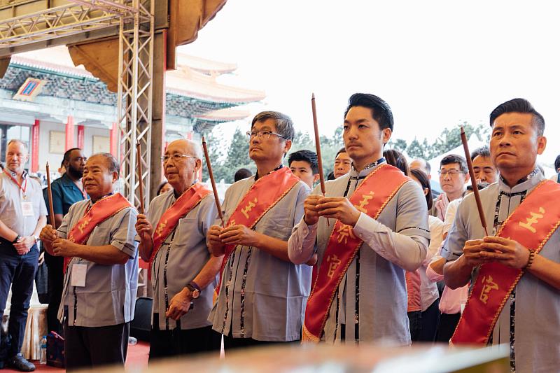 圖4 由楊主委與臺北市市長蔣萬安等擔任主祭官，並上香祈願風調雨順、國泰民安。