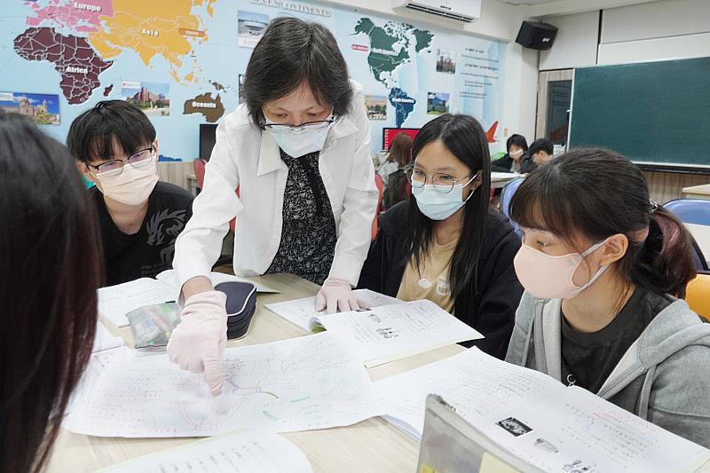 大葉大學應日系李美麗老師(左二)指導學生畫心智圖