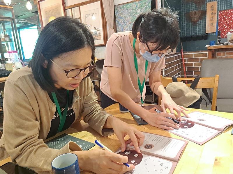 老師們化身里山節氣調查員,認識節令的作物特色與應用。開平餐飲學校/提供