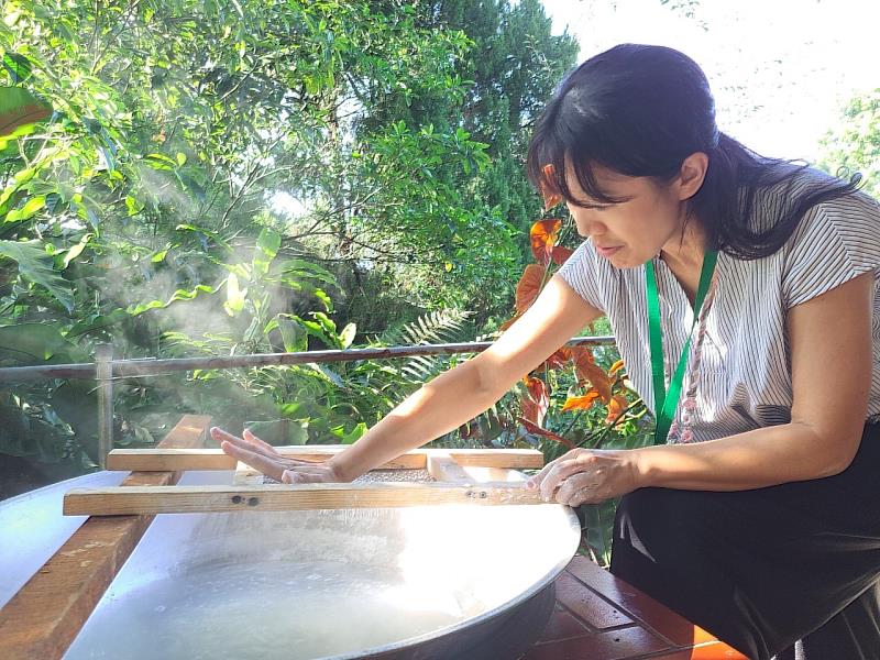 活動安排傳統米苔目製作體驗，從實作發掘米的多元創造性。開平餐飲學校/提供