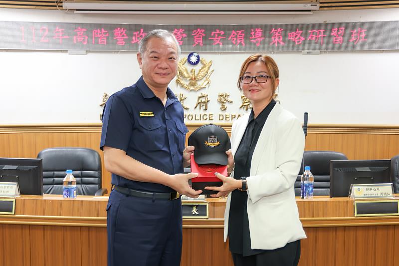 局長贈新加坡科技工程公司紀念品。