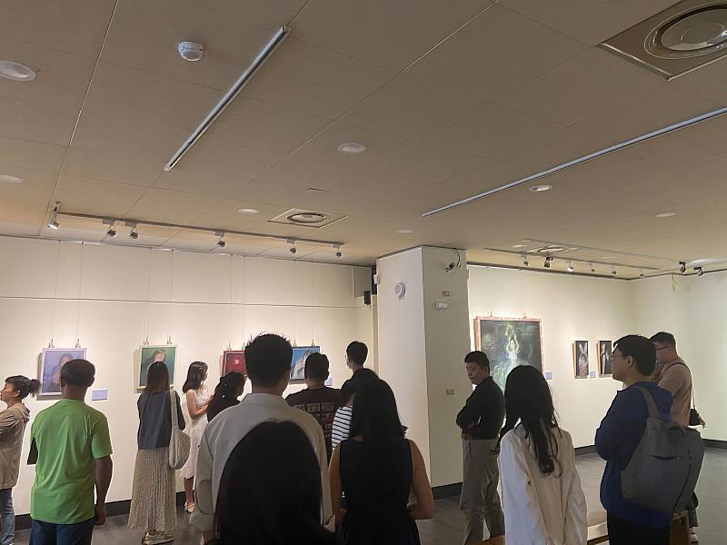 民眾參觀無法否認的足跡-于甄｜嫚玲雙個展