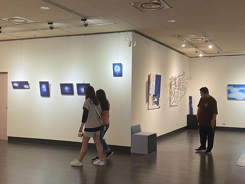 民眾參觀無法否認的足跡-于甄｜嫚玲雙個展
