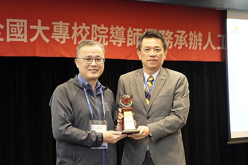 教育部學特司吳林輝司長(左)致贈感謝獎盃予輔仁大學王英洲學術副校長(右)。