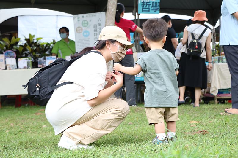 圖、親子假日出遊，開心逛市集