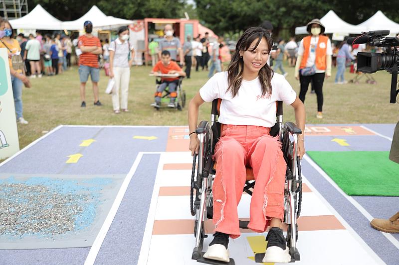 無障礙生活節公益大使吳汶芳體驗輪椅駕訓班，直呼不簡單