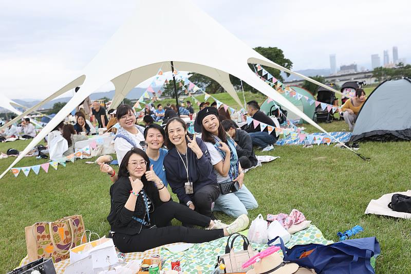 圖說：今年南山人壽家庭日特別選在美堤河濱公園舉辦大型野餐音樂祭，現場有超過5,000名內外勤同仁及親友共同參與。