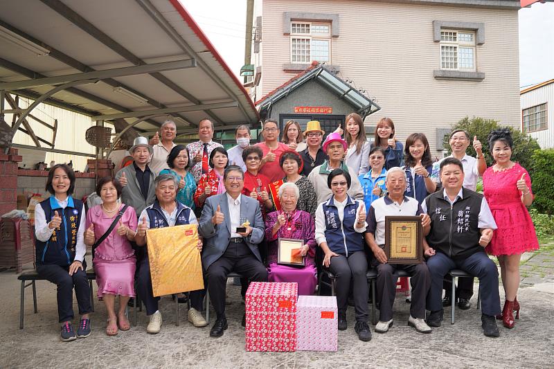 新竹縣長楊文科（前排左四）前往祝賀百歲人瑞范葉湖妹（前排右四），重陽節快樂。