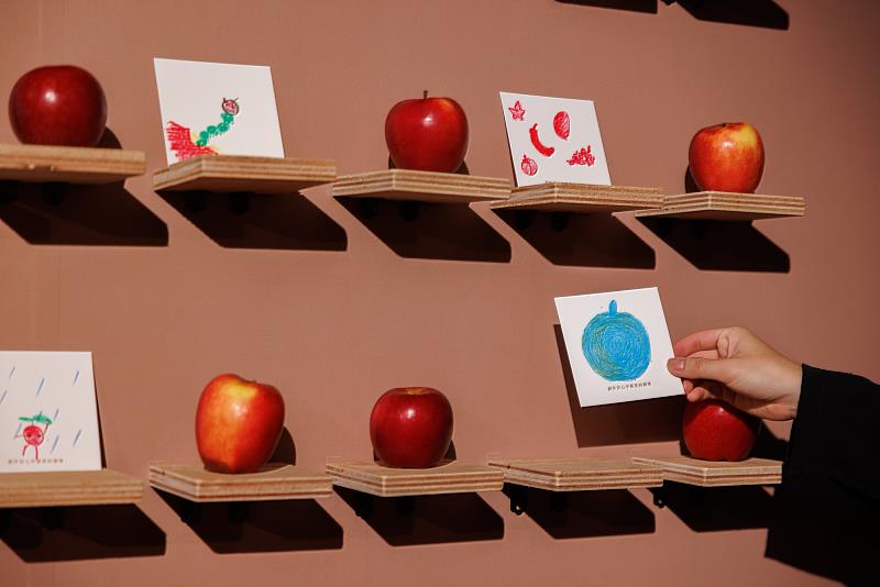 手繪的蘋果牆，象徵著科技終究無法取代美的感受