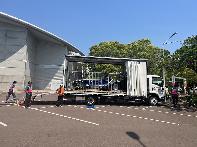 八月就從高雄裝箱海運，國立高雄科技大學阿波羅太陽能車隊的第9號車完成繁複的車檢後，運抵今年賽事的出發地達爾文(Darwin)。今年賽事從昨(22)日起出發，展開超過3000公里縱貫全澳洲的長征，終點站是阿得雷德(Adelaide)。