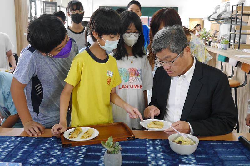 楊主委品嚐孩子親手做的美食