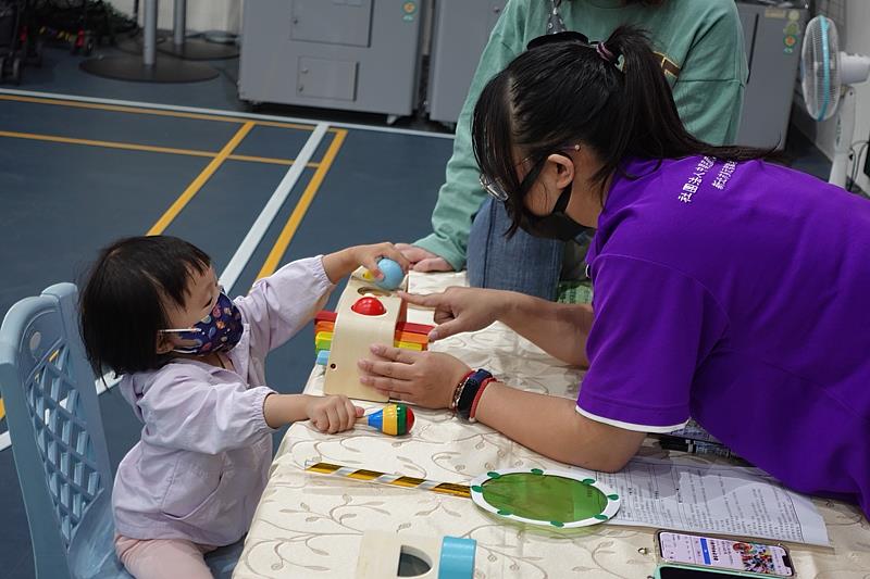 透過不同類型的教具,給孩子多元感官刺激。