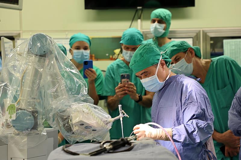 伊拉斯姆斯大學醫學中心參訪團隊觀摩花蓮慈院神經醫學中心主任邱琮朗主刀的NaoTrac手術導航機器人臨床手術過程。