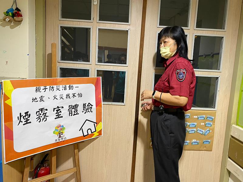 在黑暗且充滿煙霧的房間裡要如何找出口。